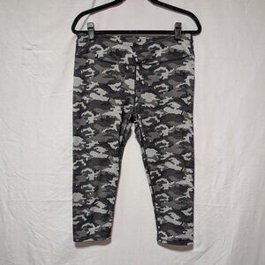 Fabletics Women's Gray Black Camo Capri Length High Waist Leggings Size Large